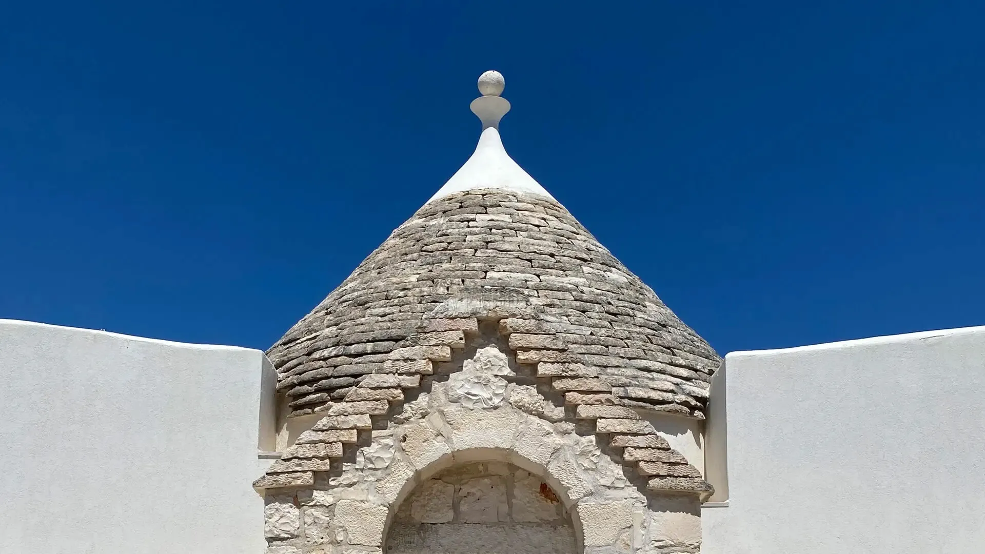 Trullo Grano di Puglia, historischer Trullo mit Pool und Garten in Carovigno, Apulien